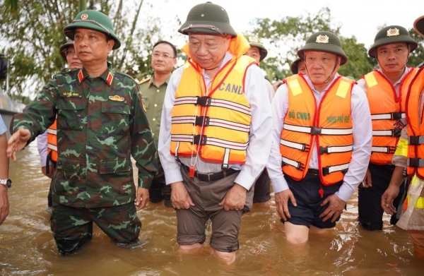 ca nuoc huong ve mien trung va thanh pho hue voi tinh than la lanh dum la rach