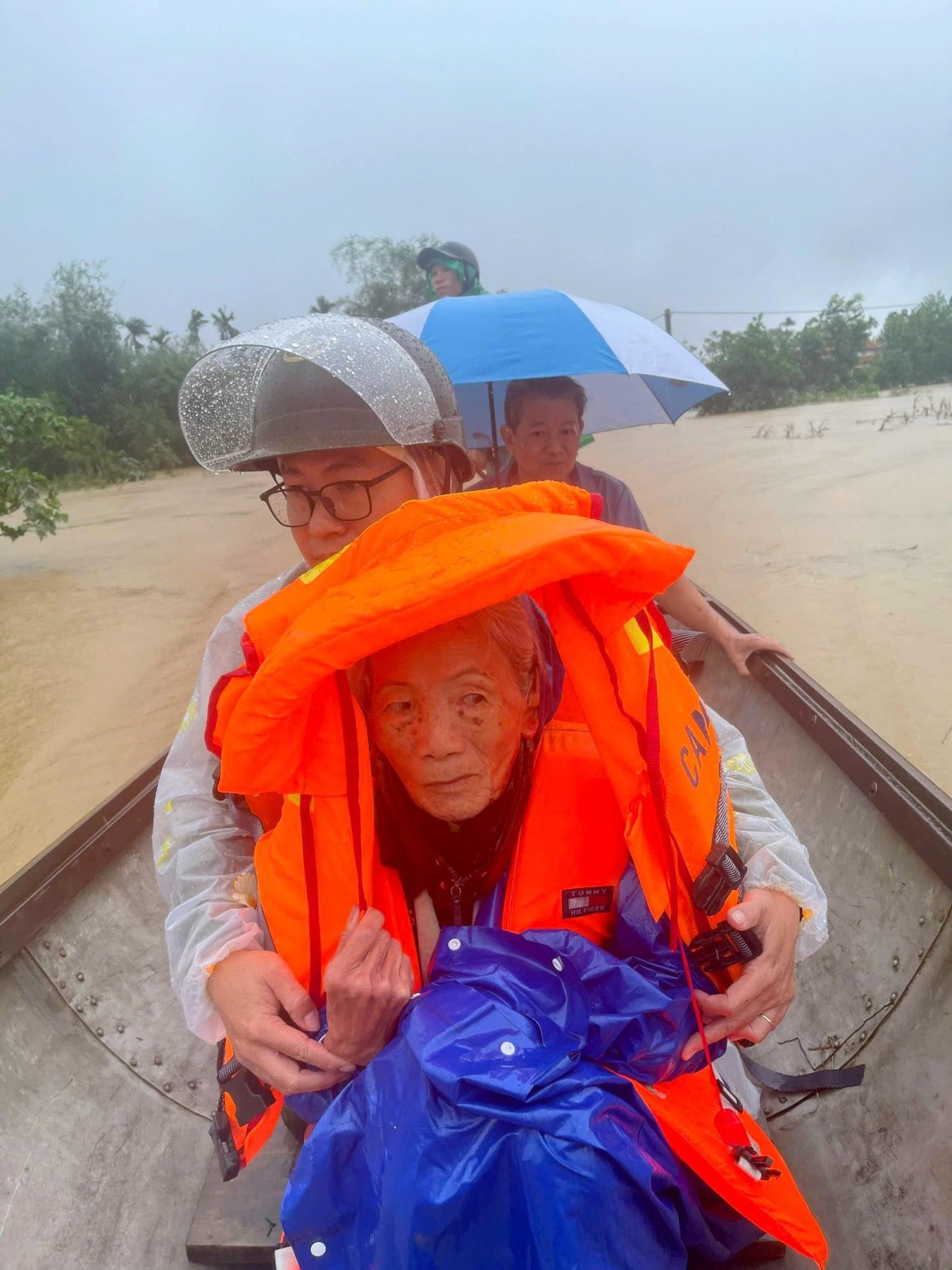 Công an Tp. Huế vững sáng niềm tin với Nhân dân trong gian khó
