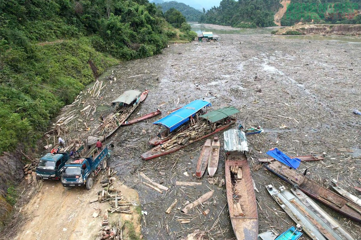 Ngập ngụa cây gỗ, rác thải trên lòng hồ thủy điện ở biên giới Nghệ An