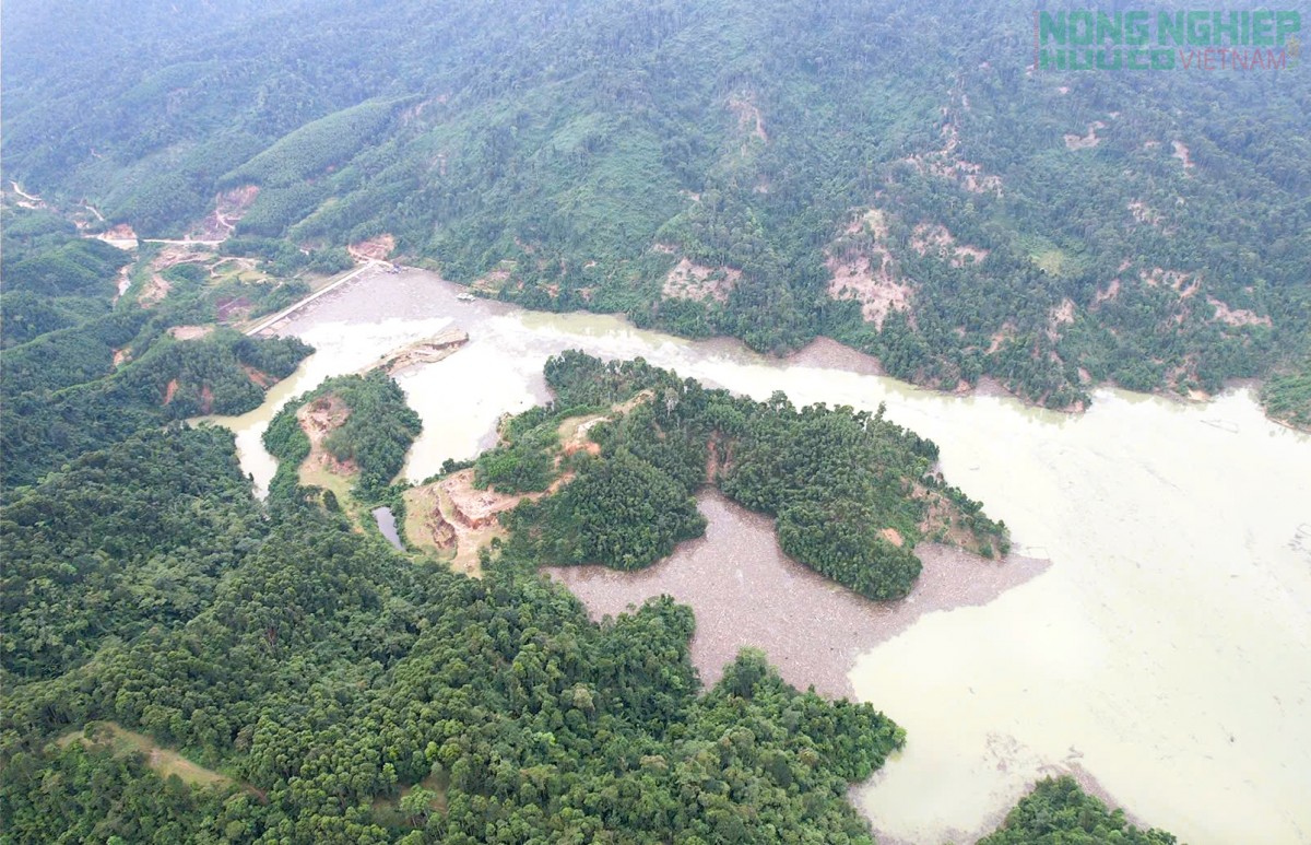 Ngập ngụa cây gỗ, rác thải trên lòng hồ thủy điện ở biên giới Nghệ An