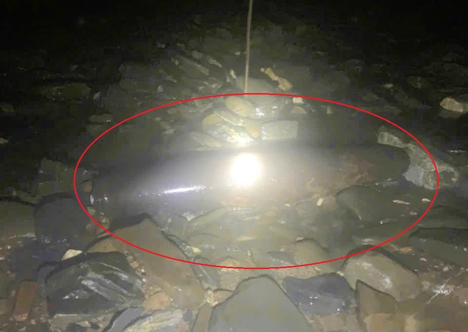 Nước sông Nậm Mộ rút, người dân tá hỏa phát hiện quả bom dài gần 1,4 mét