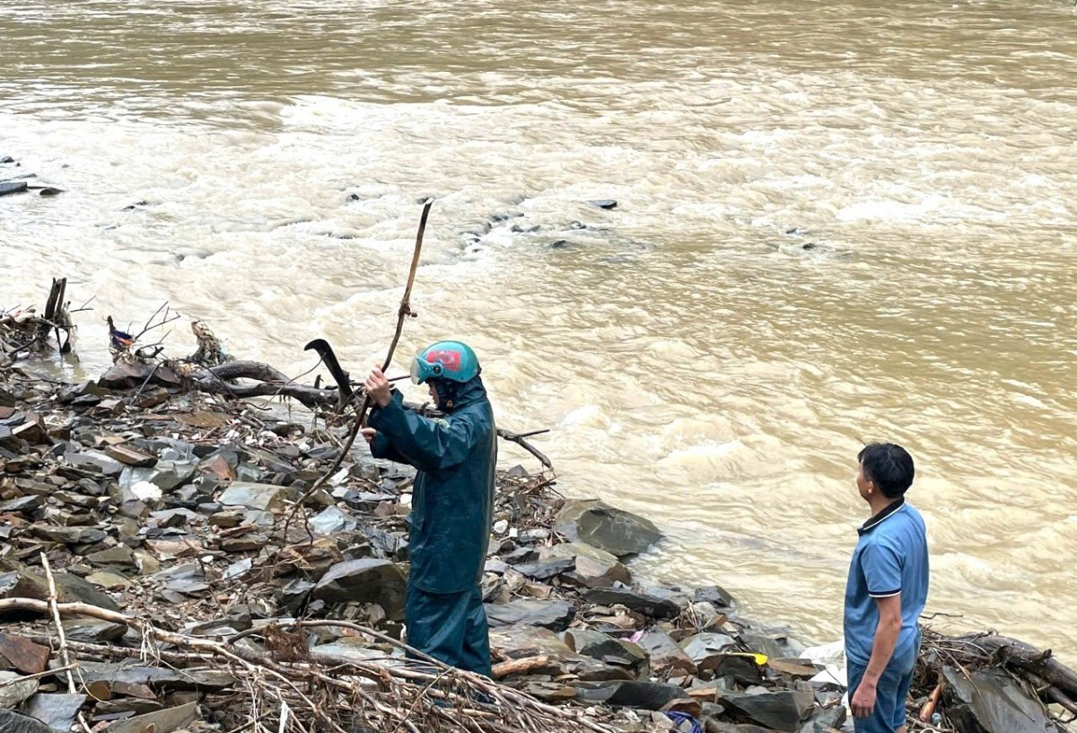 Nước sông Nậm Mộ rút, người dân tá hỏa phát hiện quả bom dài gần 1,4 mét