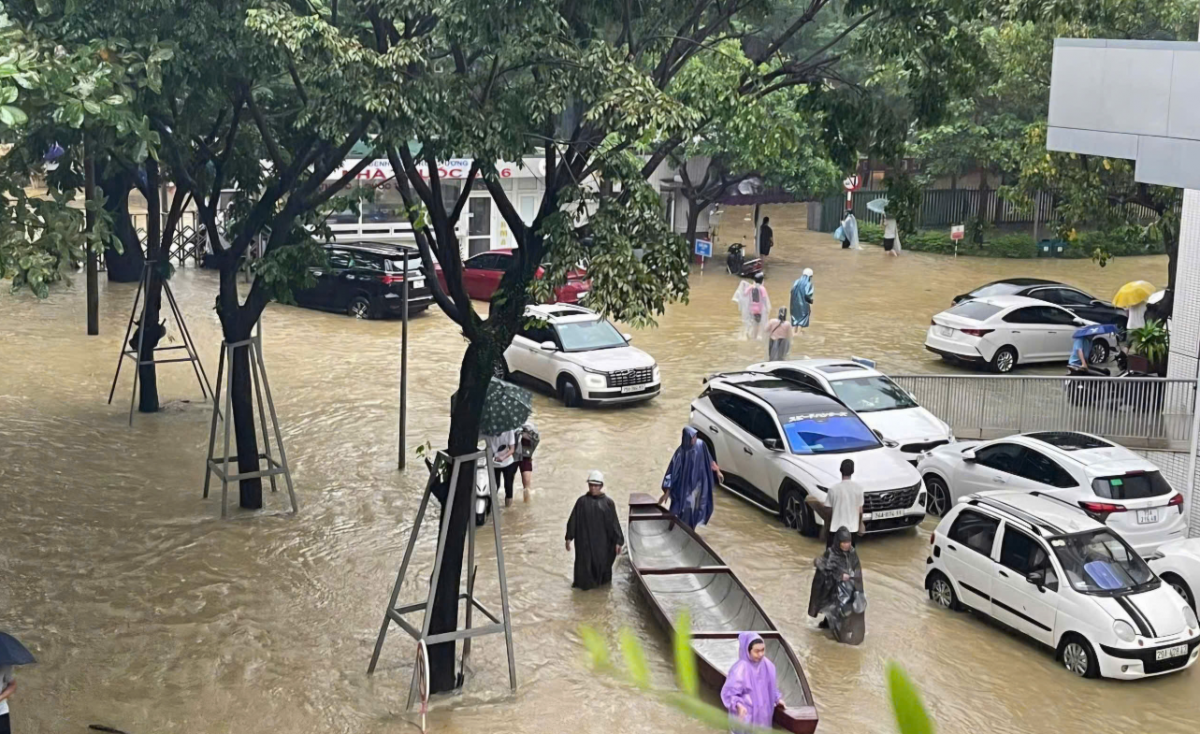 Những chiếc áo blouse trắng không rời bệnh nhân giữa tâm lũ Những chiếc áo blouse trắng không rời bệnh nhân giữa tâm lũ