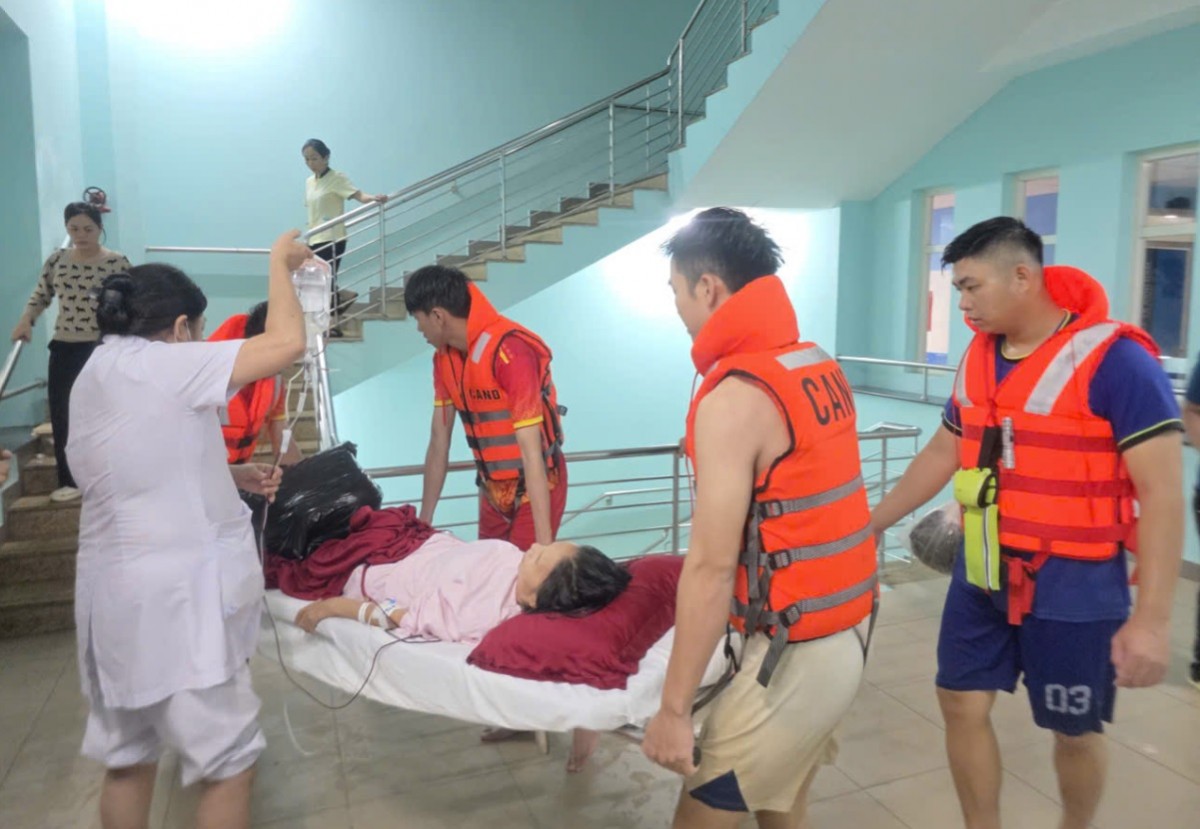 Những chiếc áo blouse trắng không rời bệnh nhân giữa tâm lũ Những chiếc áo blouse trắng không rời bệnh nhân giữa tâm lũ