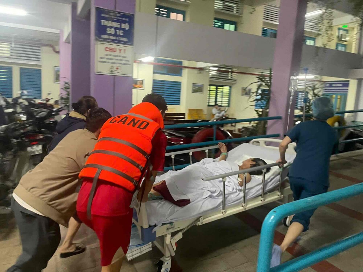 Những chiếc áo blouse trắng không rời bệnh nhân giữa tâm lũ Những chiếc áo blouse trắng không rời bệnh nhân giữa tâm lũ