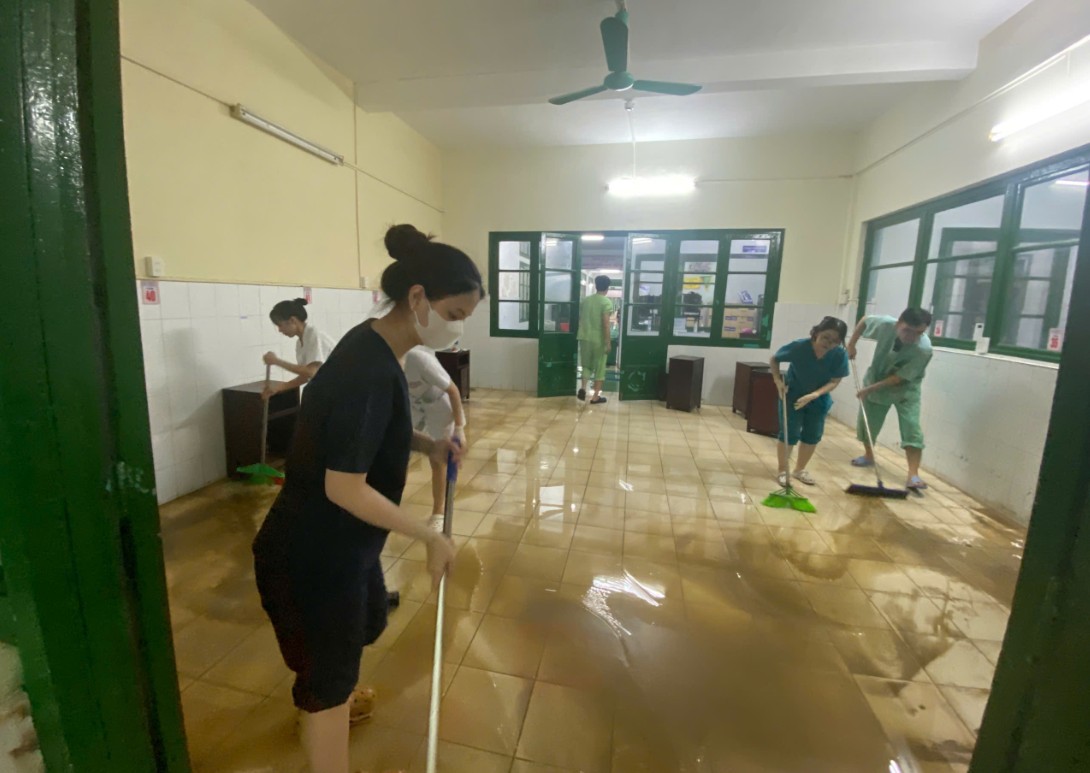 Những chiếc áo blouse trắng không rời bệnh nhân giữa tâm lũ Những chiếc áo blouse trắng không rời bệnh nhân giữa tâm lũ