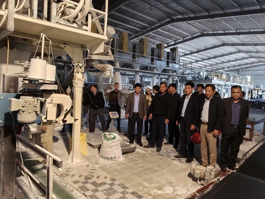 Lãnh đạo Trung tâm khuyến nông quốc gia, Lãnh đạo Sở Nông nghiệp và Môi trường tỉnh Thanh Hóa cùng các đại biểu thăm quan dây truyền chế biến tinh bột sắn tại nhà máy sắn Phú Thịnh. 