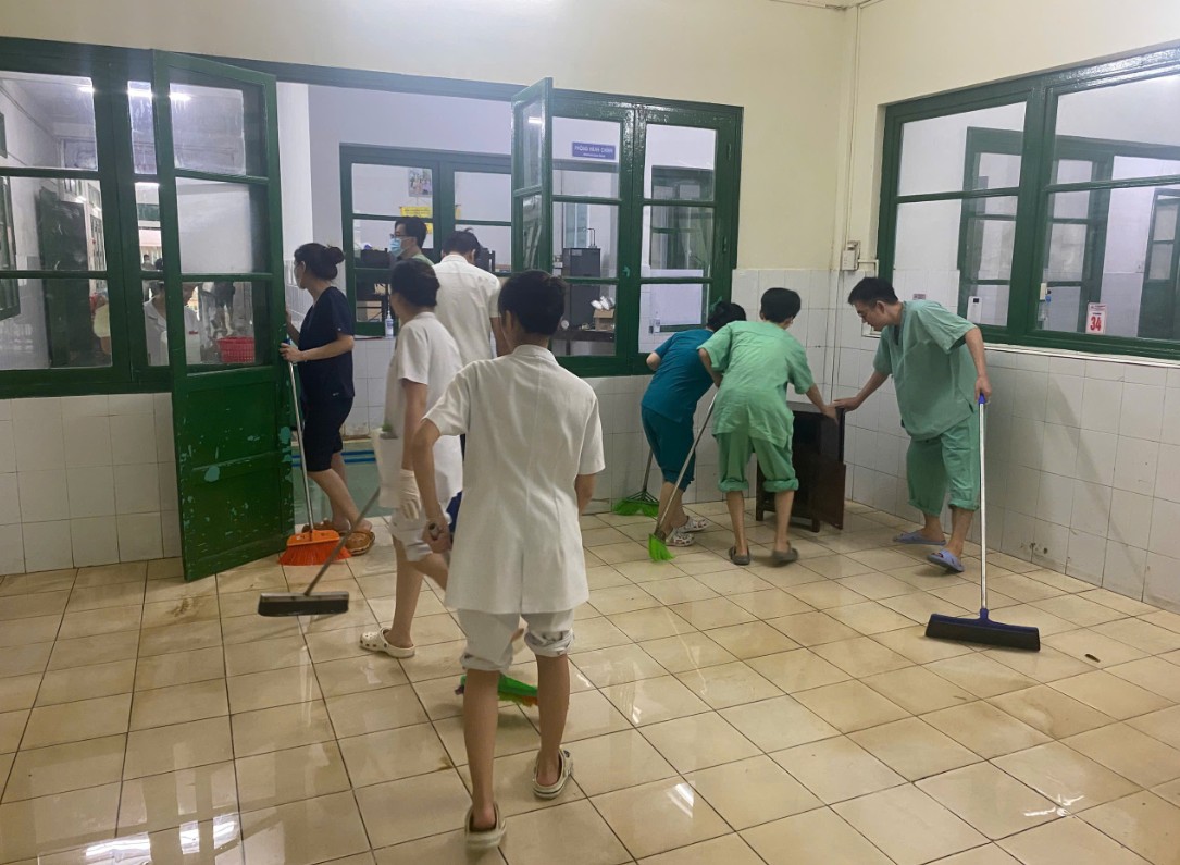 Những chiếc áo blouse trắng không rời bệnh nhân giữa tâm lũ Những chiếc áo blouse trắng không rời bệnh nhân giữa tâm lũ