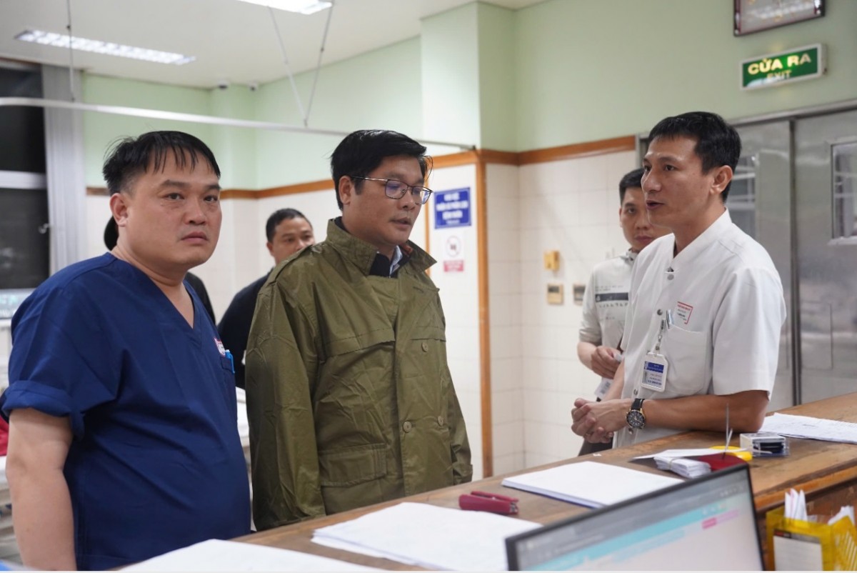 Những chiếc áo blouse trắng không rời bệnh nhân giữa tâm lũ Những chiếc áo blouse trắng không rời bệnh nhân giữa tâm lũ