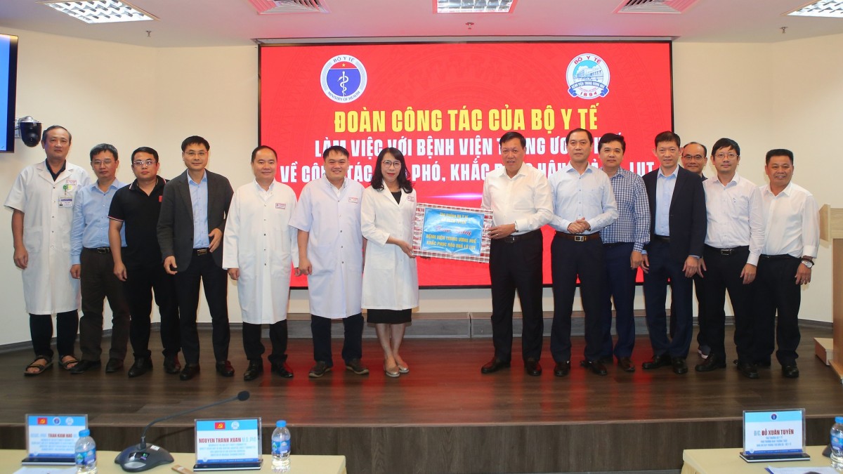 Những chiếc áo blouse trắng không rời bệnh nhân giữa tâm lũ Những chiếc áo blouse trắng không rời bệnh nhân giữa tâm lũ