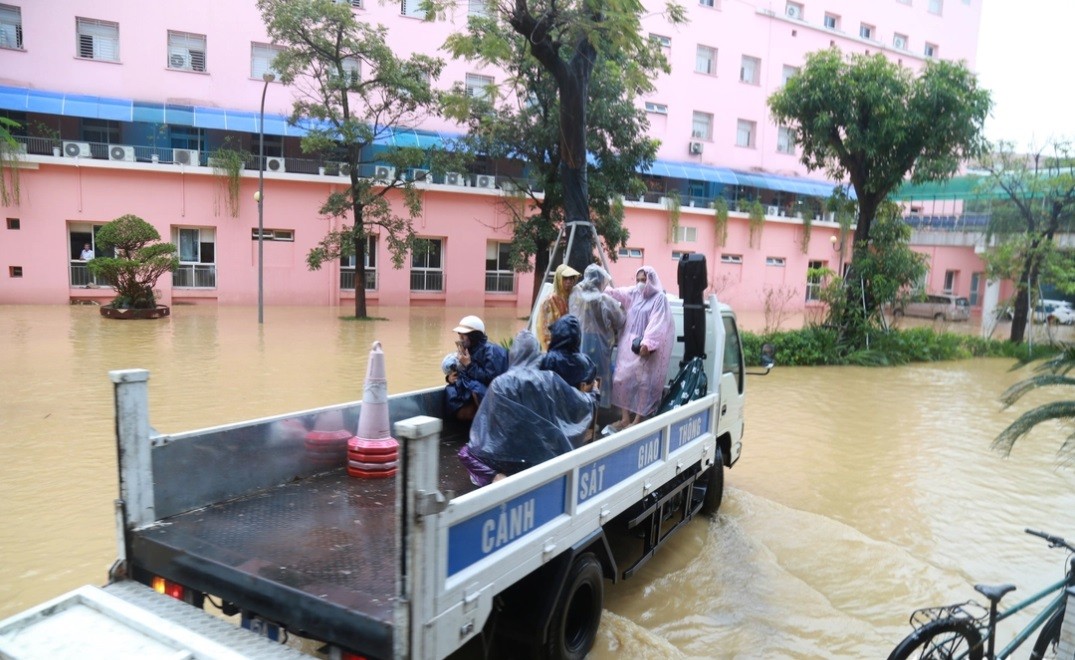 Những chiếc áo blouse trắng không rời bệnh nhân giữa tâm lũ Những chiếc áo blouse trắng không rời bệnh nhân giữa tâm lũ