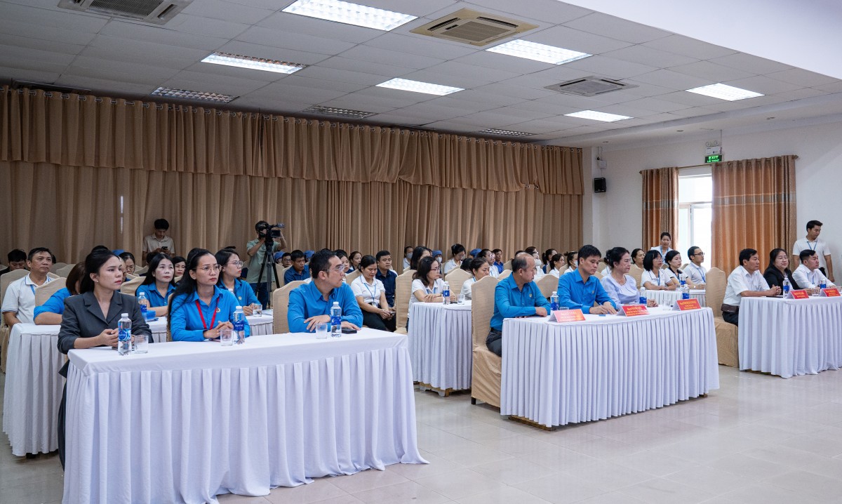 Chung tay sẻ chia khó khăn với người lao động Đà Nẵng sau mưa lũ