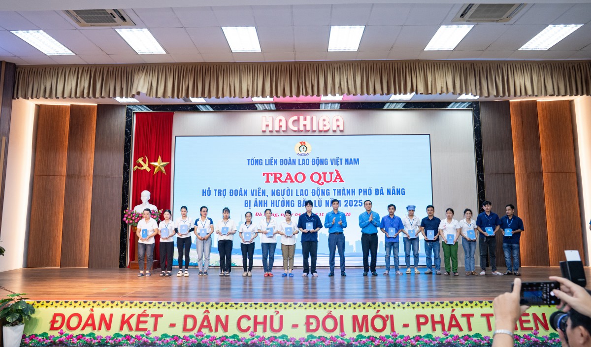 Chung tay sẻ chia khó khăn với người lao động Đà Nẵng sau mưa lũ