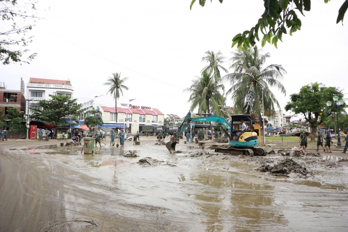 Đà Nẵng huy động lực lượng khắc phục hậu quả mưa lũ, chủ động ứng phó bão số 13