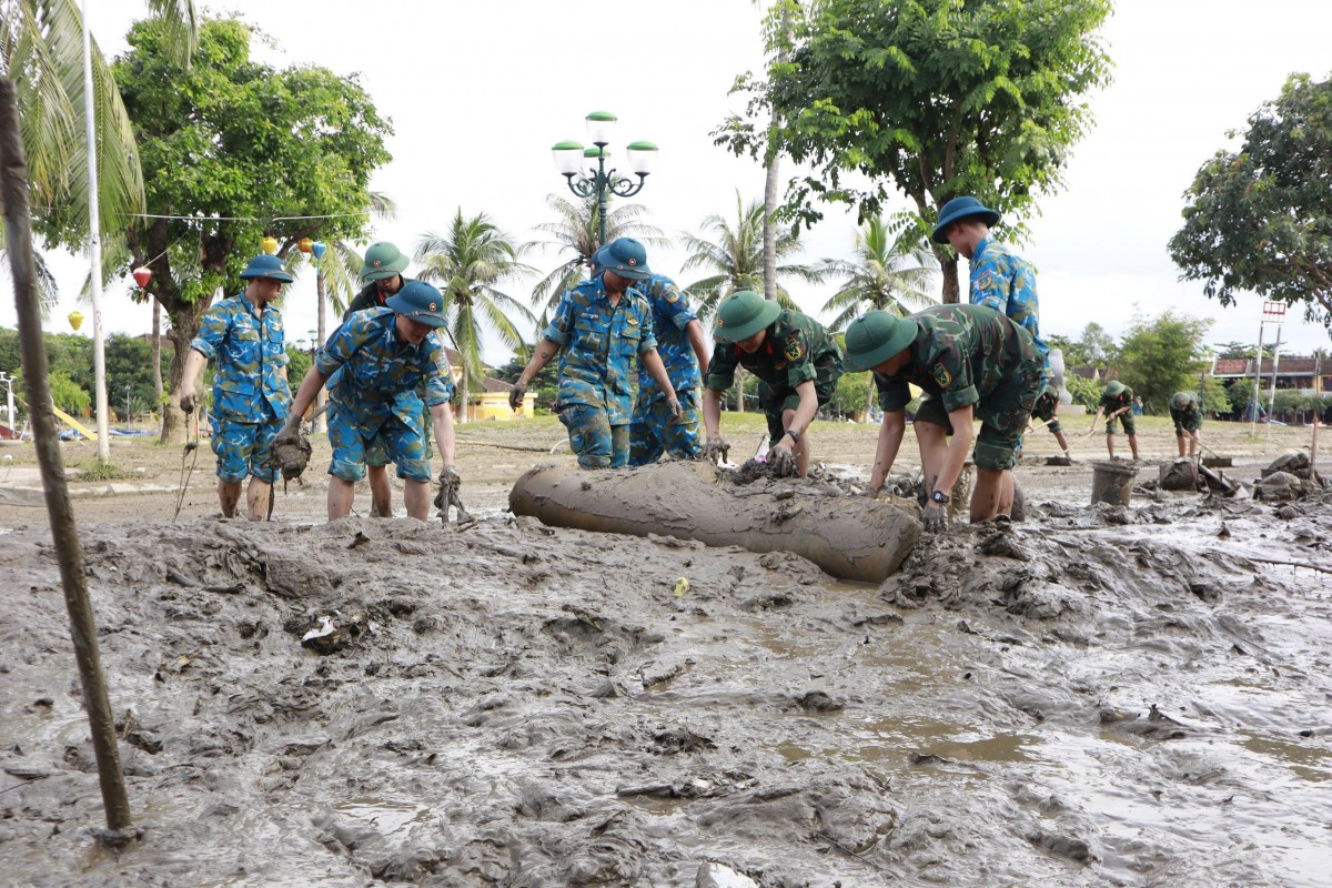 Đà Nẵng huy động lực lượng khắc phục hậu quả mưa lũ, chủ động ứng phó bão số 13