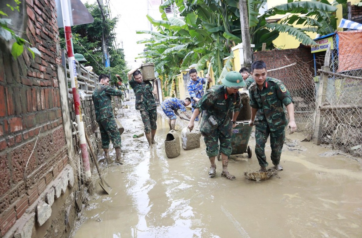 Đà Nẵng huy động lực lượng khắc phục hậu quả mưa lũ, chủ động ứng phó bão số 13