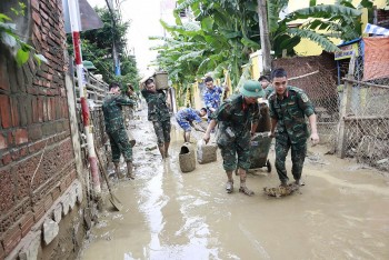 Đà Nẵng huy động lực lượng khắc phục hậu quả mưa lũ, chủ động ứng phó bão số 13