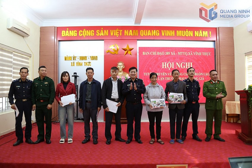 BCĐ 389 xã Vĩnh Thực phát tờ rơi cho các bí thư chi bộ, trưởng thôn để tuyên truyền cho nhân dân