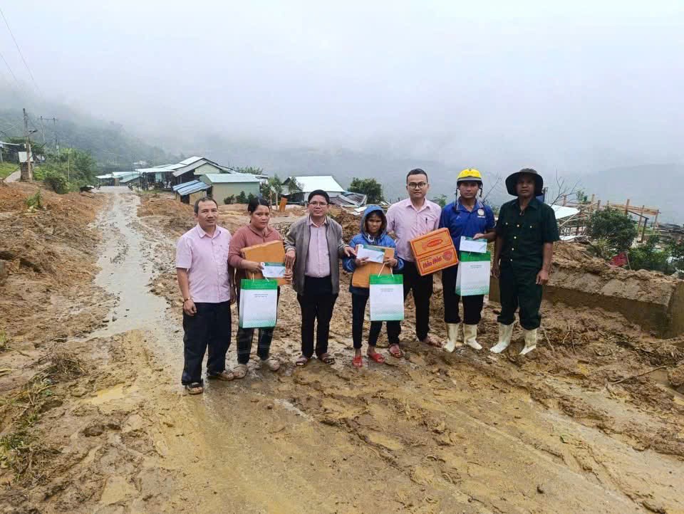 Cán bộ Sen Hồng trao quà hỗ trợ bà con Phước Thành giữa vùng sạt lở