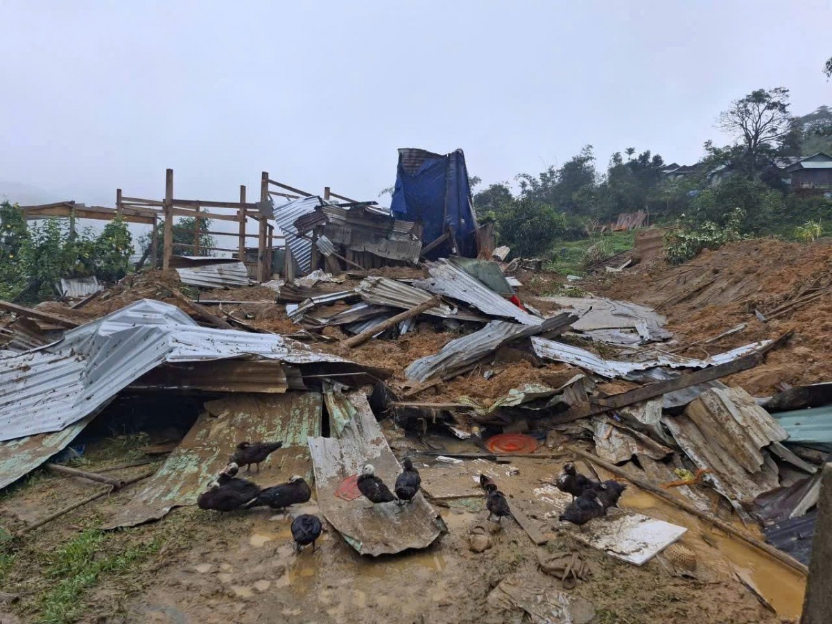 Nhà dân ở xã Phước Thành bị hư hại nặng do sạt lở đất sau mưa bão 