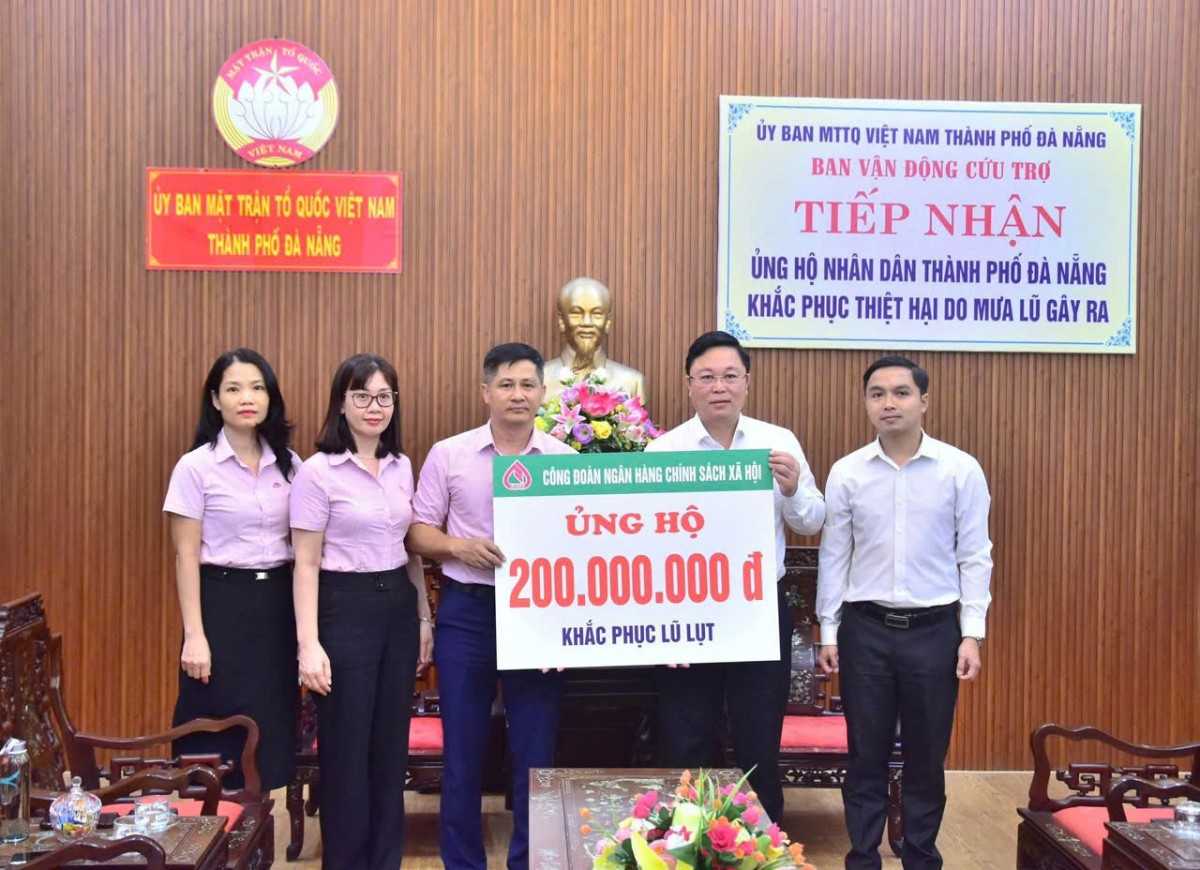 Đại diện Công đoàn Ngân hàng Chính sách xã hội TP Đà Nẵng trao 200 triệu đồng thông qua Ủy ban Mặt trận Tổ quốc Việt Nam TP Đà Nẵng để hỗ trợ khắc phục hậu quả mưa lũ.