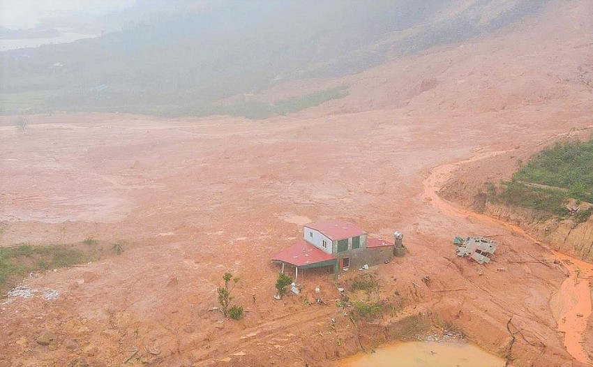 Hà Tĩnh khẩn trương khắc phục sạt lở trên nhiều tuyến đường