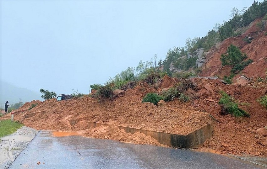 Hà Tĩnh khẩn trương khắc phục sạt lở trên nhiều tuyến đường