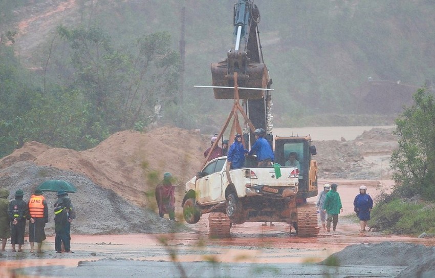 Hà Tĩnh khẩn trương khắc phục sạt lở trên nhiều tuyến đường