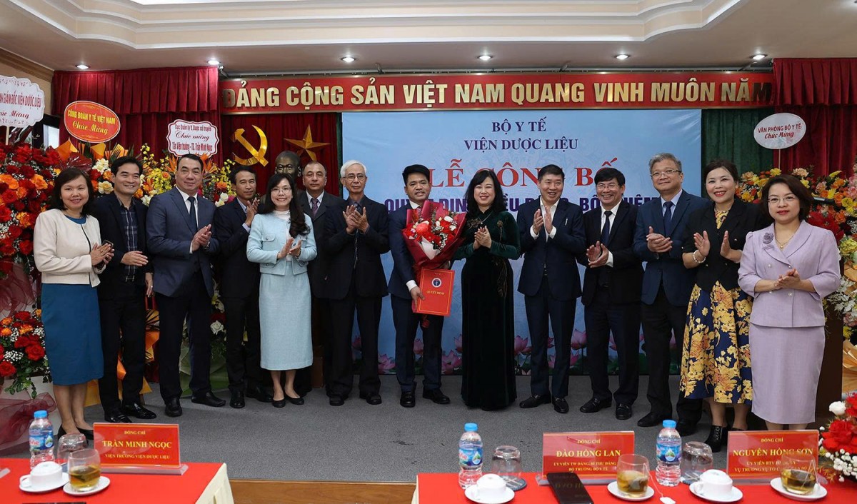 Bộ trưởng Bộ Y tế Đào Hồng Lan trao Quyết định bổ nhiệm và cùng tập thể lãnh đạo Bộ Y tế, Viện Dược liệu chúc mừng Tiến sĩ, Dược sĩ Trần Minh Ngọc giữ chức Viện trưởng Viện Dược liệu. Ảnh: https://moh.gov.vn