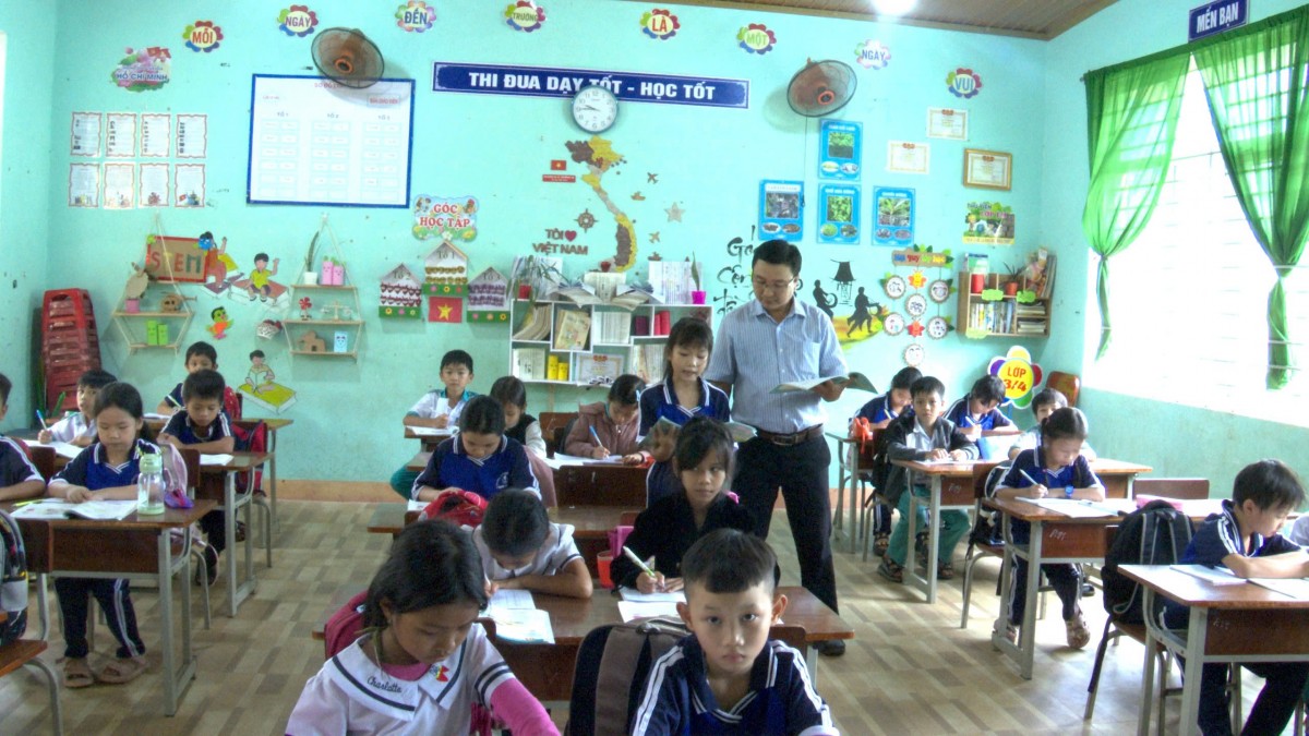 Giữ học trò giữa mùa lở núi: Hành trình vượt mưa lũ của những người 