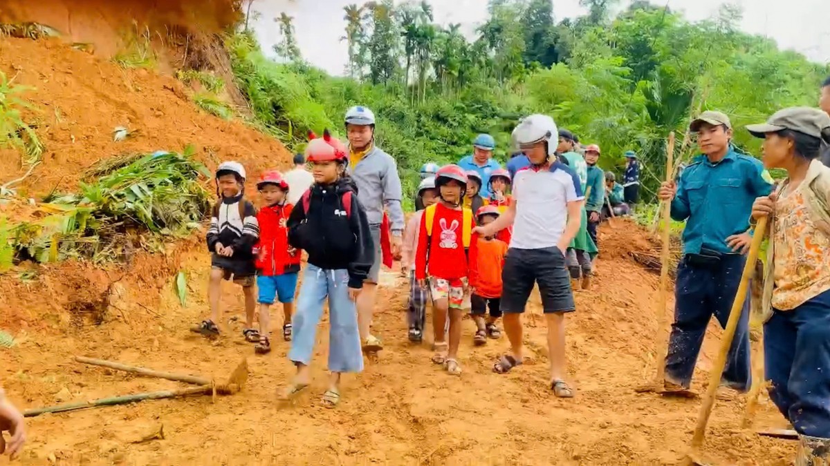 Thầy cô Trường Tiểu học Kim Đồng cùng phụ huynh vượt đoạn đường sạt lở ở xã Nam Trà My để đón học sinh đến lớp, giữ vững việc học giữa mùa mưa lũ.