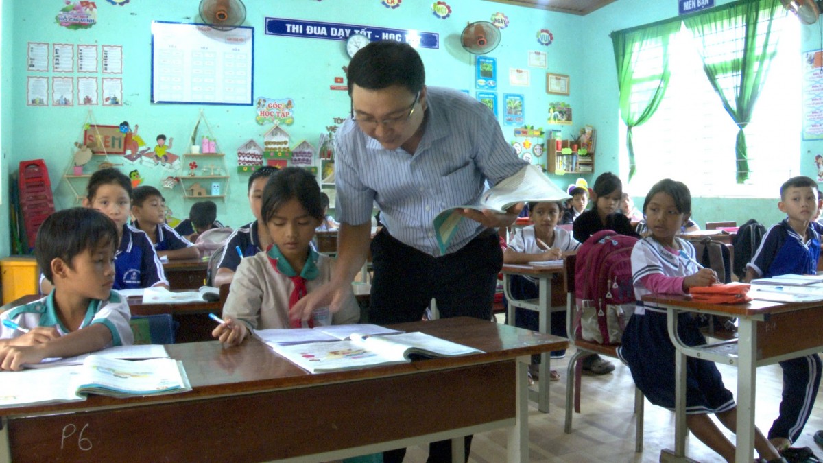 Thầy giáo Trường Tiểu học Kim Đồng tận tình hướng dẫn học sinh trong giờ học – hình ảnh quen thuộc giữa những ngày mưa lũ, khi thầy cô vẫn nỗ lực duy trì việc dạy và học nơi vùng cao Nam Trà My.