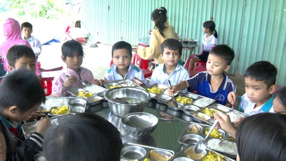 Giờ ăn trưa ấm áp của các em học sinh Trường Tiểu học Kim Đồng – những suất cơm giản dị nhưng đầy tình thương, tiếp thêm năng lượng cho hành trình đến trường giữa mùa mưa lũ.