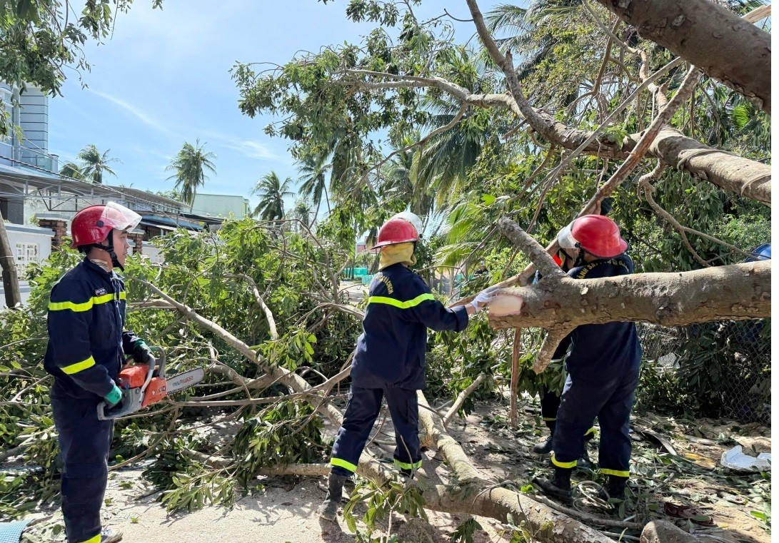 Đắk Lắk: Ba người chết, hàng trăm ngôi nhà hư hại do bão số 13