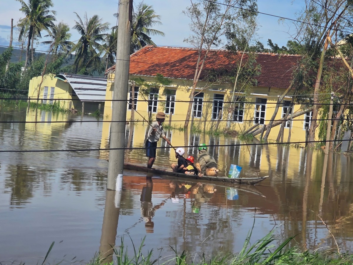 Đắk Lắk: Ba người chết, hàng trăm ngôi nhà hư hại do bão số 13