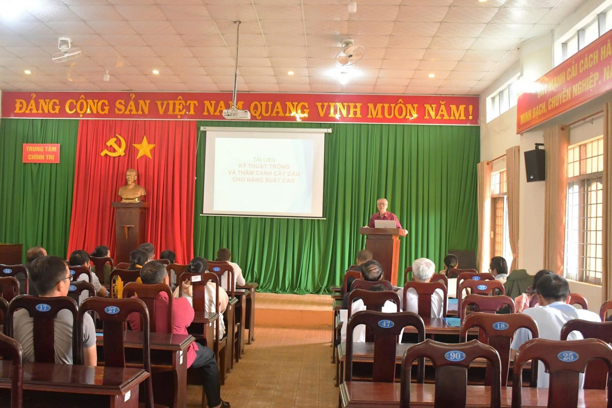 Lâm Đồng: Tập huấn nghề trồng dâu, nuôi tằm công nghệ cao cho nông dân tại xã Đức An