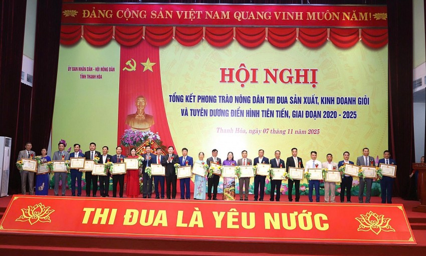 Hội Nông dân tỉnh tặng Bằng khen cho 33 hộ SXKD giỏi giai đoạn 2020 – 2025.