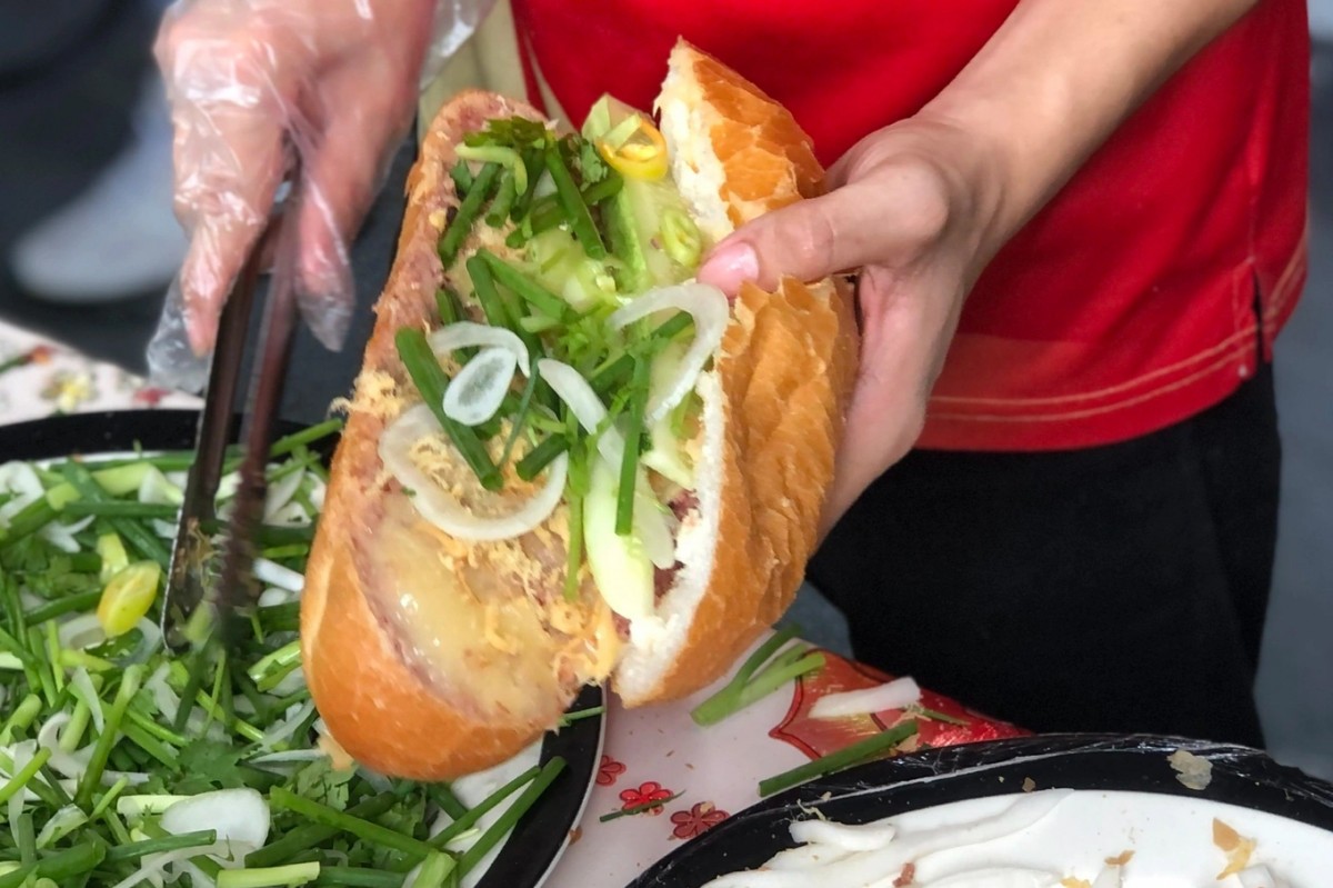 Diễn biến mới vụ việc hơn 300 người ngộ độc sau khi ăn bánh mì ở TP. Hồ Chí Minh
