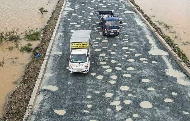 Khẩn trương thi công nâng cấp quốc lộ 1 qua Hà Tĩnh sau lũ