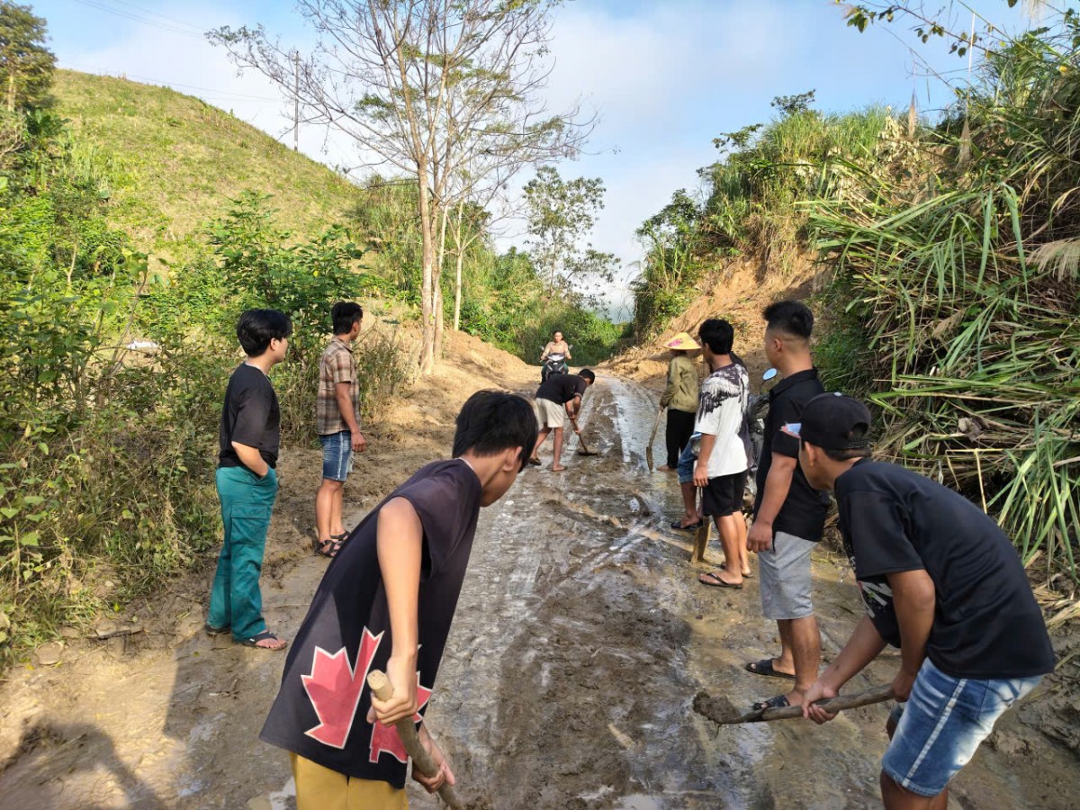 Tp. Huế: tổng lực tham gia "Ngày Chủ nhật Xanh" vệ sich môi trường sau mưa lũ dài ngày Tp. Huế: tổng lực tham gia "Ngày Chủ nhật Xanh" vệ sich môi trường sau mưa lũ dài ngày