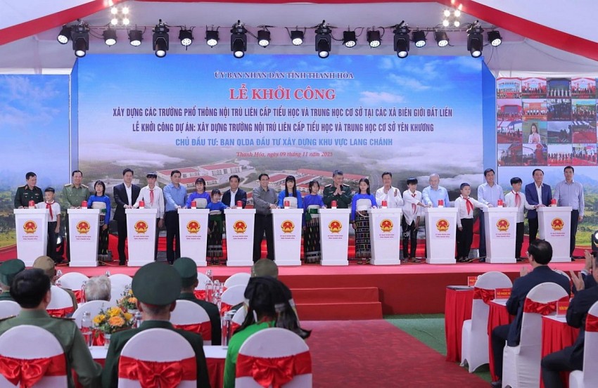 Thủ tướng Phạm Minh Chính cùng lãnh đạo các sở ngành nhấn nút khởi công xây dựng dự lễ kcông xây dựng Trường phổ thông nội trú liên cấp Tiểu học và THCS xã Yên Khương.