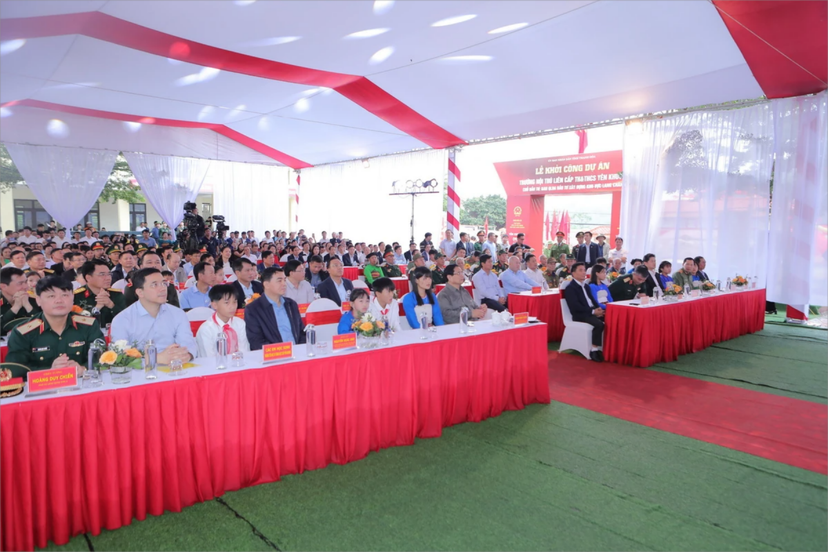 Lãnh đạo Trung ương, lãnh đạo tỉnh cùng đông đảo Nhân Dân, học sinh, giáo viên xã Yên Khương dự buổi lễ khởi công.