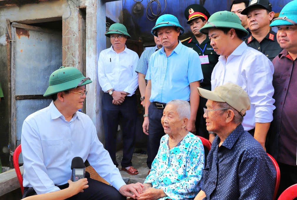 Phó Thủ tướng Chính phủ Mai Văn Chính thăm hỏi bà con ảnh hưởng bão số 13 tại Đắk Lắk
