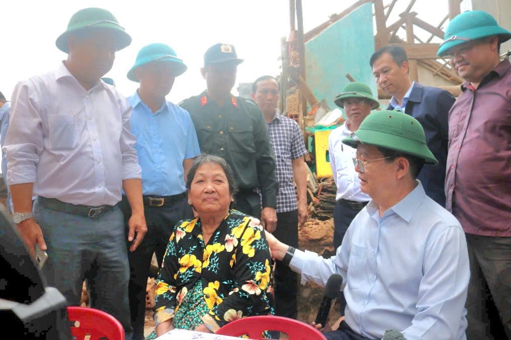 Phó Thủ tướng Chính phủ Mai Văn Chính thăm hỏi bà con ảnh hưởng bão số 13 tại Đắk Lắk