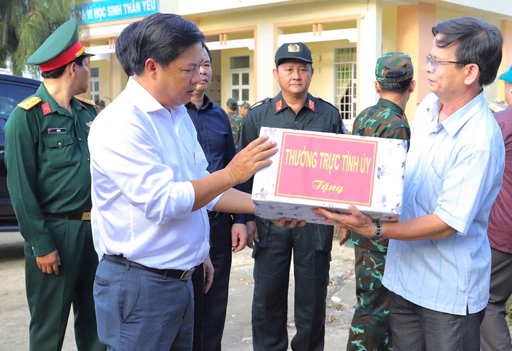 Phó Thủ tướng Chính phủ Mai Văn Chính thăm hỏi bà con ảnh hưởng bão số 13 tại Đắk Lắk