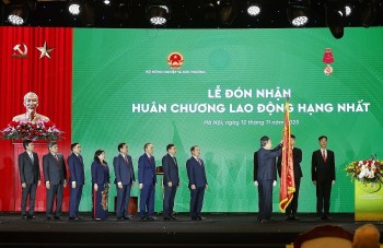 Ngành Nông nghiệp và Môi trường đón nhận Huân chương Lao động hạng Nhất