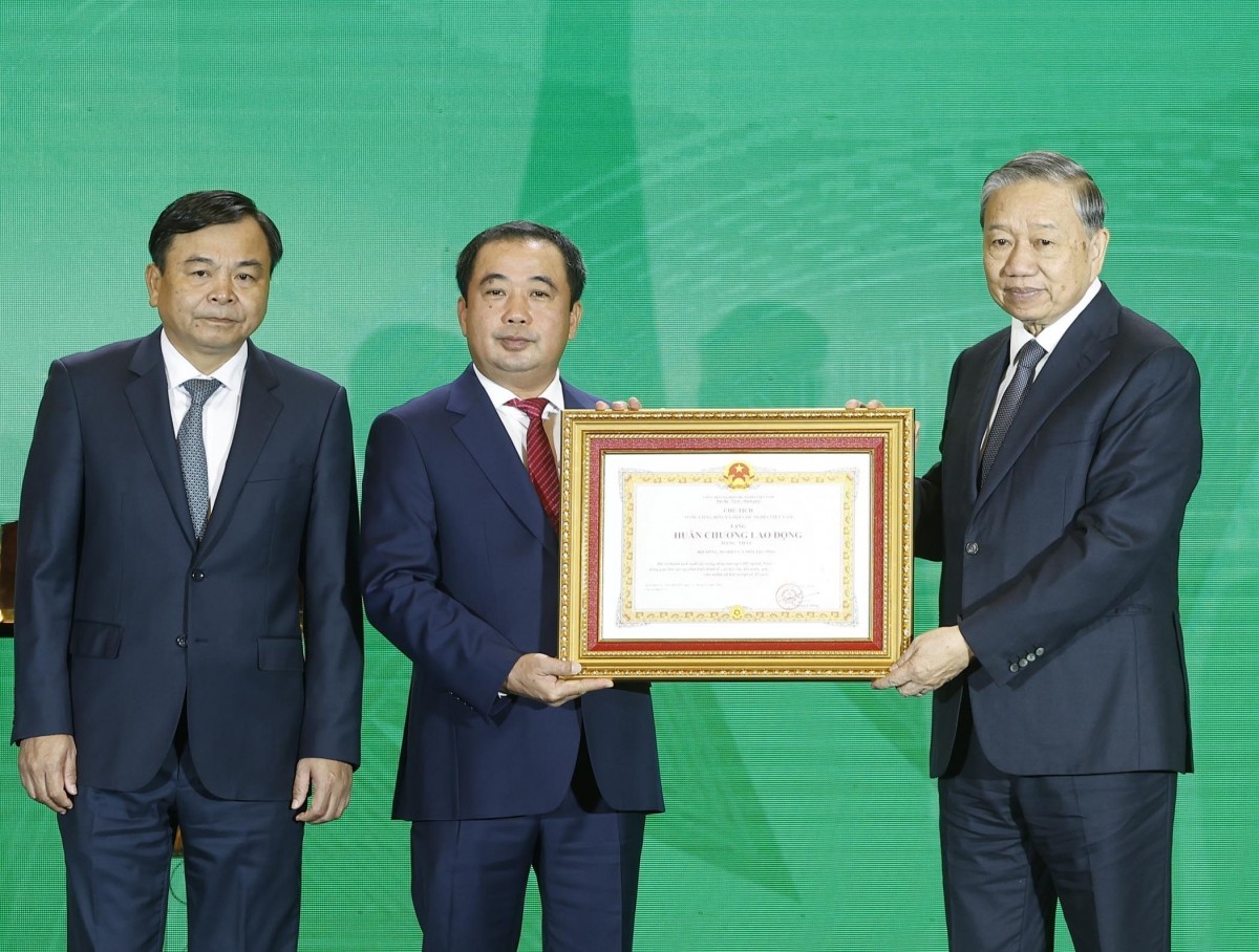 Ngành Nông nghiệp và Môi trường đón nhận Huân chương Lao động hạng Nhất