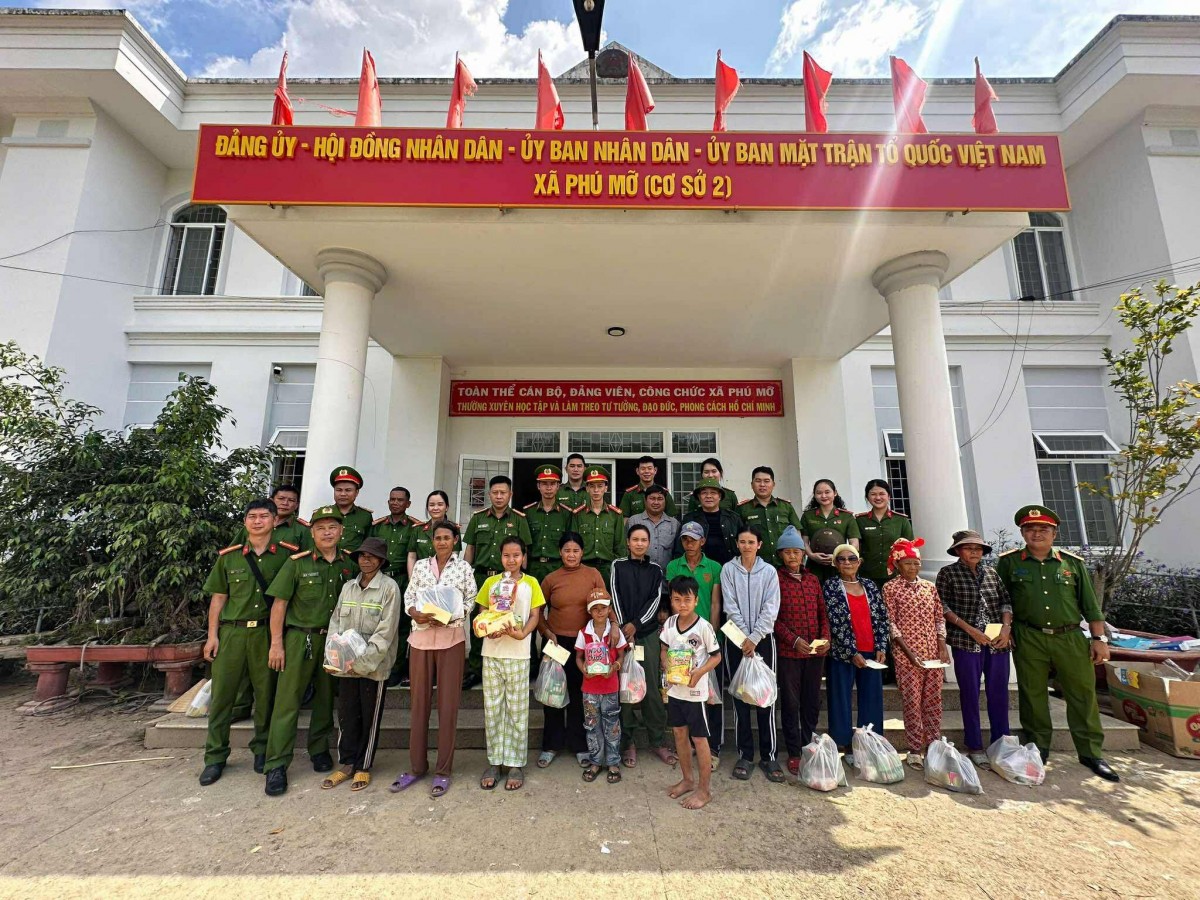 Chung tay hỗ trợ người dân bị ảnh hưởng bão số 13