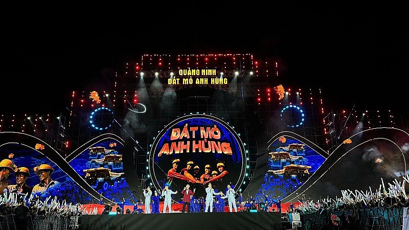 Concert có thời lượng 120 phút với 3 chương nghệ thuật xuyên suốt, liền mạch cảm xúc.