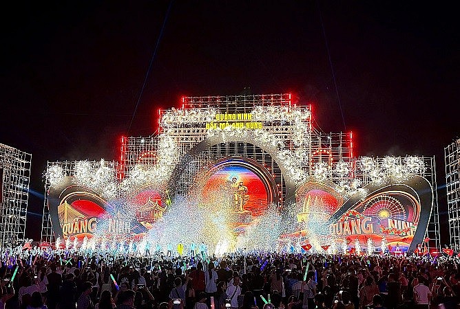 Chương trình có sự tham gia của gần 1.000 diễn viên không chuyên, là cán bộ, công nhân ngành than...góp phần lan tỏa tinh thần đoàn kết, tự hào nghề mỏ.